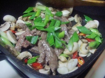 step3: 全部拌炒入味ˊ完成前再加入剩下的蒜綠ˊ 快速拌勻即可