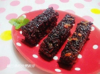 step5: 米酒用量可依喜好和水量替換ˊ 但總液體量一定要比平時煮飯方式少ˊ 這樣蒸煮後口感才會好。 PS:切時可用餐巾紙在刀面抹上少許油ˊ這樣才切得漂亮。