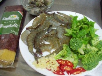 step1: 先準備好所需<span class="group_1">材料</span>ˊ白蝦去頭後開背除腸泥ˊ 蒜頭ˊ羅勒切細末ˊ辣椒切小片ˊ花椰菜去粗纖維備用