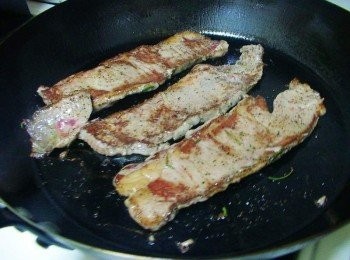 step7: 表面焦香後翻面(霜降牛排厚度較薄)維持大火讓表層快速定型焦香ˊ 肉質也才不會過老ˊ一面約只要1分鐘