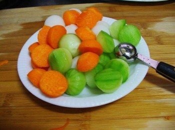 step4: 白蘿蔔ˊ紅蘿蔔ˊ大黃瓜ˊ去皮後以挖果器挖小圓球備用