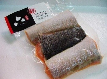 step10: 食材提供:【宜蘭六源味】 【宜蘭六源味】的海鮮魚貨食材ˊ運用精密鹽漬技術， 用鹽量只要1/6即能達到傳統薄鹽製品相同風味， 大量減低鈉的攝取! (雖是鹽漬ˊ但不是我們印象中魚肉乾柴死鹹的醃漬品喔) 這也是在市面上和許多網購業者間最大的不同之處ˊ 只需輕鬆自然解凍ˊ即刻能快速拿來搭配做料理。 是許多飯店和日式料理店指定合作的廠商ˊ 更是宜蘭縣政府工策輔導會 輔導... 宜蘭新興產業育成廠商之一喔。