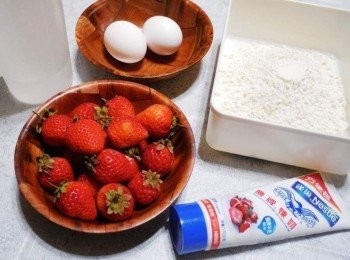 step1: 先準備好所需<span class="group_1">材料</span>ˊ如照片圖ˊ 鬆餅粉可買市售喜歡品牌ˊ也可自己製作好ˊ隨時要用都非常方便。 自製鬆餅粉: (低筋麵粉1包500g/香草粉1大匙/無鋁泡打粉20g/細砂糖80g/鹽1/4小匙) 全部拌勻ˊ放密封罐保存即可