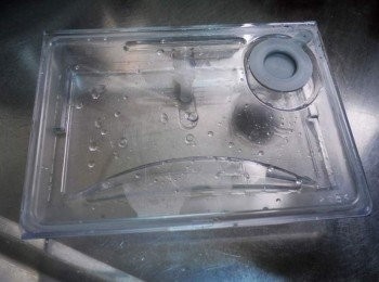 step8: Panasonic蒸氣式微波爐ˊ 最特別的地方在於它除了是烤箱/微波爐/也是蒸烤爐/ 蒸氣、烘/燒烤 微波 4in1多功能烹調 有最完整的人性化功能ˊ和淺顯易操作的介面ˊ 讓我們一機多用ˊ效果好也節省空間ˊ 這是它的蒸烤功能加水盒ˊ在蒸烤時不需要再用烤盤隔水烘烤ˊ 而且是外拉式ˊ蒸烤中途需要再加水也十分方便