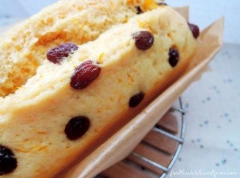 step5: 蒸好的蛋糕连同烘焙纸和烤盘一起取出。然后置放在架子上冷却即可。