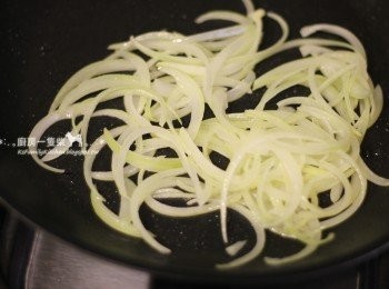 step2: 鍋中放入1大匙油燒熱，加入洋蔥絲炒至變軟，呈現有點透明的顏色。