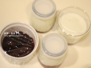 step9: 將混合好的奶酪，小心緩慢地倒入底部裝有莓果醬的容器中，蓋好後放冰箱冷藏約3~4小時定型。