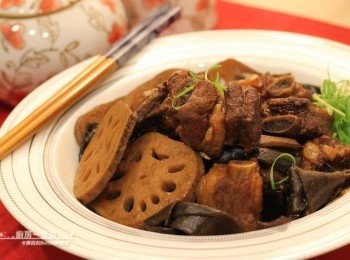 step6: 切成薄片的蓮藕經過燉煮後仍保有清脆的口感，海帶結吸附醬汁後略鹹，配上煮出肉汁甜味的排骨一起入口，非常下飯喔:)