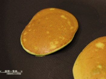step9: <span class="group_1">抹茶餅皮</span>蓋上鍋蓋，繼續保持中小火，待麵糊表面出現氣泡、底部煎至漂亮的咖啡色，即可開蓋翻面。