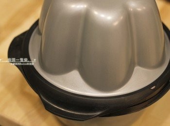 step5: 上下兩個烤模蓋好、旋緊。 **也可將所有材料放入一般攪拌盆中，以手動攪拌器拌20秒混合! **