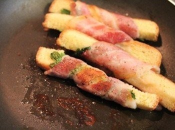 step3: 灑上少許的黑胡椒粉, 並煎至培根酥脆即完成