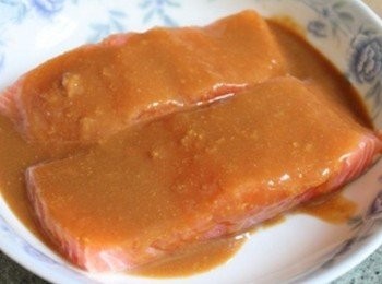 step2: 把鮭魚一片切兩份, 淋上<span class="group_2">味噌醃醬</span>, 冷藏醃1小時