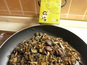 step3: 台東有機Q梅6顆取梅肉備用,用原鍋留下的油爆香蒜頭,放入1.拌炒,加糖調味,加梅肉及梅汁稍煮最後加入香油拌炒