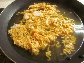 step2: 煮泡麵-水滾後只要煮半分鐘,麵體有散開即可撈起