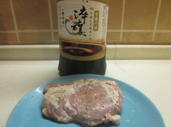 step2: 豬肉灑塩.黑胡椒.蒜粉醃30分鐘