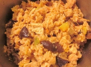 step5: 電鍋外鍋放一杯半的水去蒸,待開關跳起來將飯稍拌勻,再悶一下即可