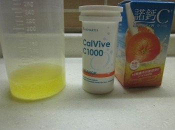 step2: 將1/2錠的諾鈣C發泡錠投入50cc的冷開水溶解備用
