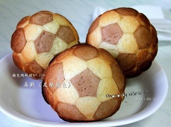 step9: 將第二顆足球的麵糰依序重覆一遍
放進麵包機直接以上次烘烤的熱氣來做發酵
待麵包機降溫之後再開始 Mode22 烘烤

這兩顆足球實在是讓我們今晚超開心
看到孩子興奮的臉蛋真的好有成就感啊！！