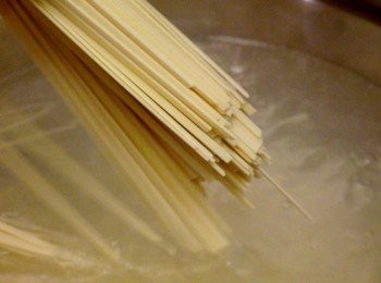 step5: 取一大湯鍋，將水煮至大滾後放入五木營養麵條，以筷子或湯勺稍稍拌勻(可以加一點油在滾水裡，讓麵條比較不會沾黏