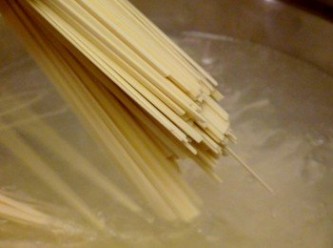 step5: 取一大湯鍋，將水煮至大滾後放入五木營養麵條，以筷子或湯勺稍稍拌勻(可以加一點油在滾水裡，讓麵條比較不會沾黏