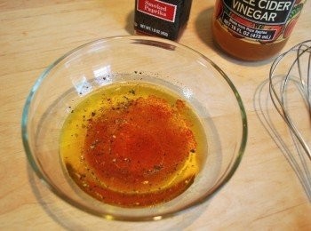 step6: 小碗裡調和<span class="group_2">油醋醬</span>，加入適量鹽及研磨胡椒調味