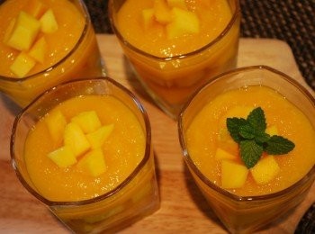 step6: 食用前淋上步驟2芒果醬即可 (我還偷留了一點芒果碎丁做裝飾)