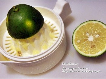 step1: 檸檬、金桔洗淨後，切開擠汁。