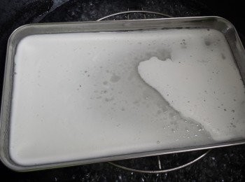 step3: 蒸盆上掃上薄薄一層油，將約2湯匙粉漿倒進蒸盆上。