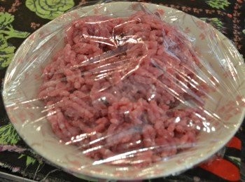 step3: 將攪碎好的豬肉放入冰箱冷凍，冰至略硬後取出。