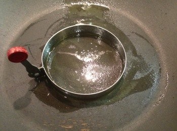 step4: 鍋中放少許油，放入圓形蛋模。