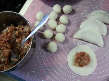 step11: 用棍搓成圓形,包入餡料,對摺成粉果形狀