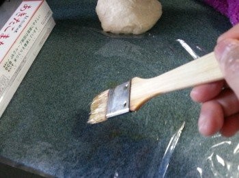step7: 用保鮮紙搽上油,包上麵團,待麵團20分鐘