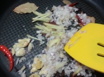 step5: 加1湯匙油,落蒜片,乾蔥,薑絲炒香