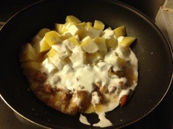 step4: 加入薯仔，葡汁，椰漿落鑊，慢慢炒勻即成