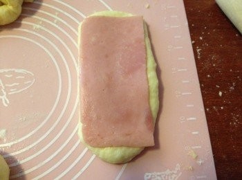 step4: 將麵團碌平，火腿片一開二，放半片在麵團上