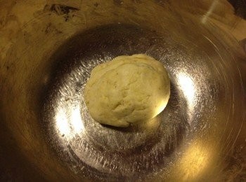 step4: 將牛奶分2次加入粉團中，攪至球狀