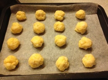 step4: 用小匙弄一個小粉團, 滾圓, 直徑大概2.5CM, 放在焗盤上 (要用牛油紙)