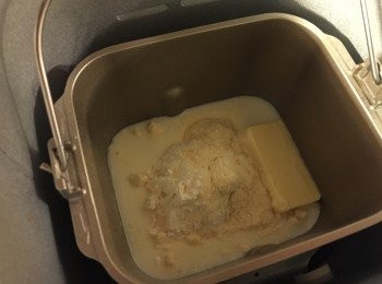 step1: 把材料放入麵包機內, 酵母放酵母格, 按麵團模式, 直至完成!