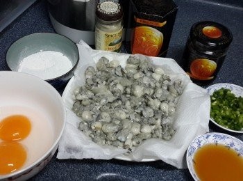 step4: 將蔥去頭尾，洗淨切成蔥花；鴨蛋去殼；魚露2湯匙