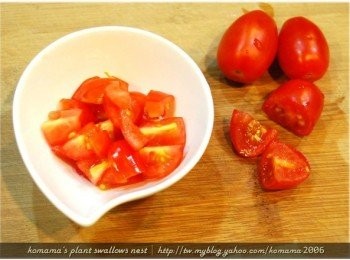 step4: 小番茄用清水充分洗淨後，也分切成適當大小的塊狀。