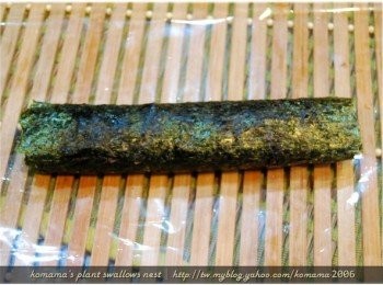 step5: 用燒海苔將所有<span class="group_1">食材</span>緊緊裹覆後，再將飯捲對半斜切，即成兩人份的料理。