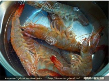 step3: 將蝦子去除腸泥後，經入鍋川燙、冰鎮等烹調後，直接剝殼後備用。
