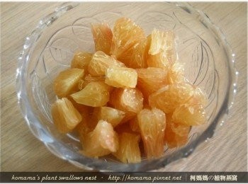 step5: 取一玻璃小碗，將剝皮後的柚子肉直接堆放於碗底中。