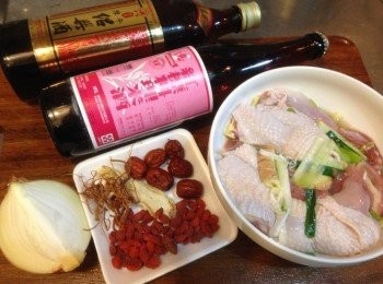 step1: 薑切片、蔥切段、洋蔥切塊、中藥材與雞腿洗淨備用。