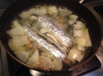 step3: 取一鍋水放入洋蔥，待滾再放入作法2，約煮12分、悶15分，取出待涼備用。