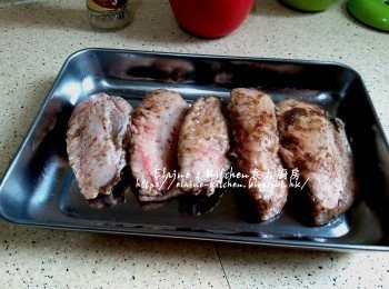 step8: <a href="https://bit.ly/3zHU5V3" target="_blank" data-keyword="雞翼" class="guide-link"><strong>雞翼</strong></a> <span style="display:inline-block;vertical-align:middle;margin-top:-3px;color:initial;border-radius:3px;padding:2px 3px;font-size:12px;line-height:14px;background:#87d300;color:#fff;">即買</span> 靜置期間將另外一半份量的<a href="https://bit.ly/3zHU5V3" target="_blank" data-keyword="雞翼" class="guide-link"><strong>雞翼</strong></a> <span style="display:inline-block;vertical-align:middle;margin-top:-3px;color:initial;border-radius:3px;padding:2px 3px;font-size:12px;line-height:14px;background:#87d300;color:#fff;">即買</span> 放入碟室內