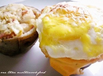 step10: 微波好後放上太陽蛋再進預熱烤箱約3分鐘，把蛋與馬鈴薯皮烤略香即可，鬆鬆軟軟的馬鈴薯泥加上略鹹起司與烤香的蛋，令人停、不、了、口。