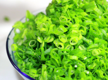 step6: 一大把的蔥, 就是一斤。去掉整理的部份, 切出的蔥綠, 差不多是半斤 / 250克左右。這食譜比較特別, 要的是蔥綠部份。蔥白部份可用作其他料理, 或之後再做蔥白篇的北平蔥餅。