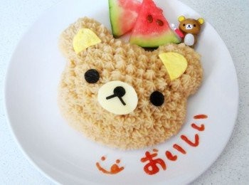 step4: 將馬鈴薯泥擠在炒飯上面，直到全部擠滿，接著用蛋皮剪出二片耳朵，再用起士片剪出一個橢圓形，最後用海苔剪出眼睛及嘴巴就完成囉!