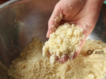 step3: <span class="group_3">派皮</span>糖粉、麵粉、杏仁粉一起過篩後和盬拌合。切入小塊奶油拌入粉中，用手將奶油和粉類一起拌成豆狀後
